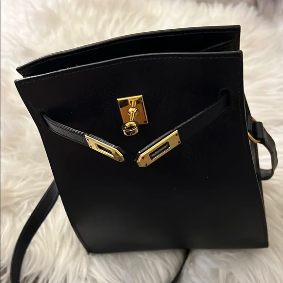 Elegant Black Crossbody Bag with Structured Design - Picture 8 of 10